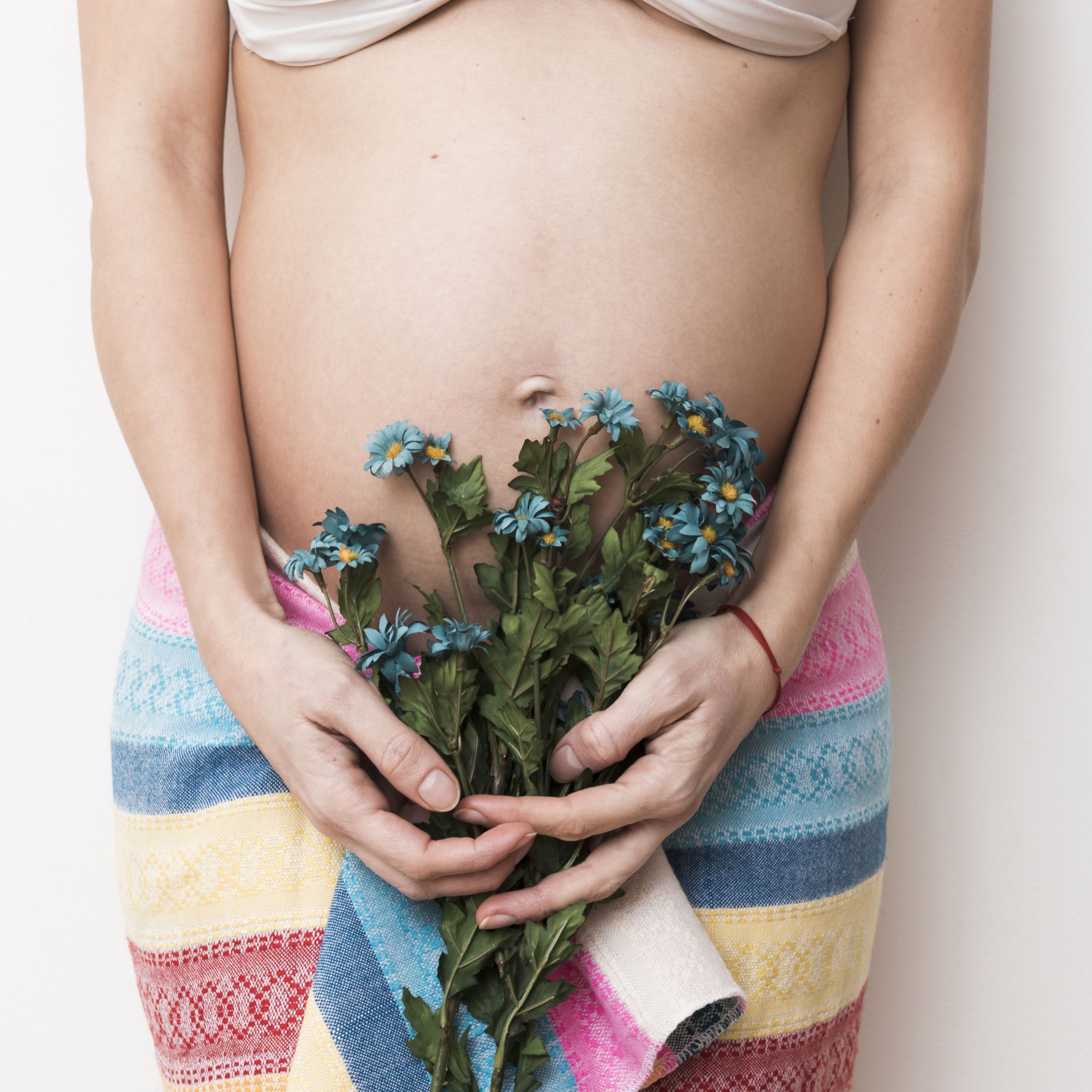 pregnant-woman-with-bouquet